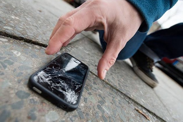 هل يمكنك إصلاح شاشة الهاتف المكسورة بنفسك