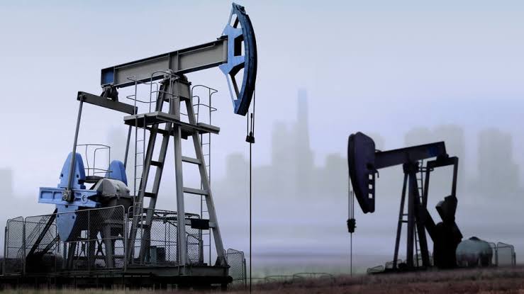 النفط يتراجع مع تفوق مخاوف نمو الطلب على انخفاض المخزونات الأمريكية