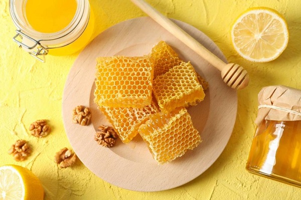 فوائد العسل الأبيض للشعر .. تعرفي على طرق استخدامه